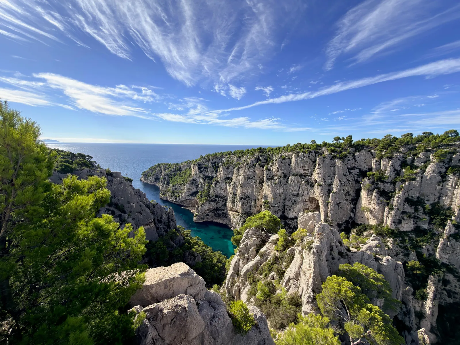 Calanque d’En Vau vue des hauteurs, entre falaises blanches et eau turquoise.